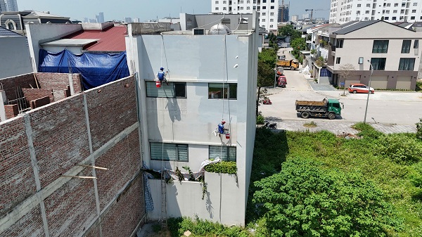 Chống thấm tường ngoài không chỉ giúp bảo vệ công trình khỏi tác động của thời tiết mà còn tiết kiệm đáng kể chi phí sửa chữa về sau