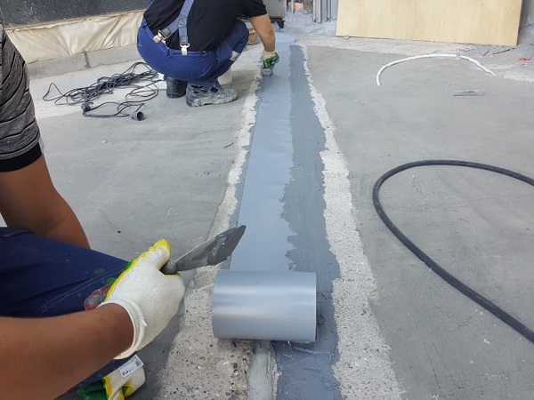 Thi công chống thấm khe co giãn bằng lớp phủ đàn hồi phù hợp với các khe nhỏ, kết hợp keo và màng chống thấm dạng lỏng