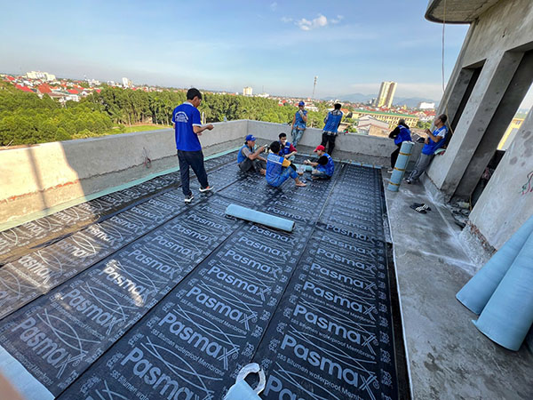 Màng Bitum khò nóng thường được dùng để chống thấm sân thượng và mái bê tông