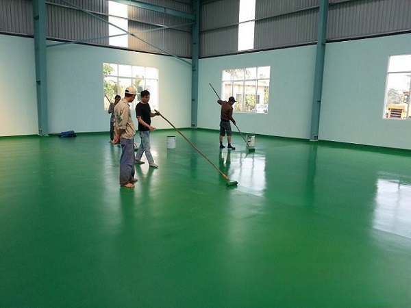 Sơn sàn epoxy có khả năng chịu lực, kháng mài mòn, chống thấm và kháng hóa chất mạnh mẽ