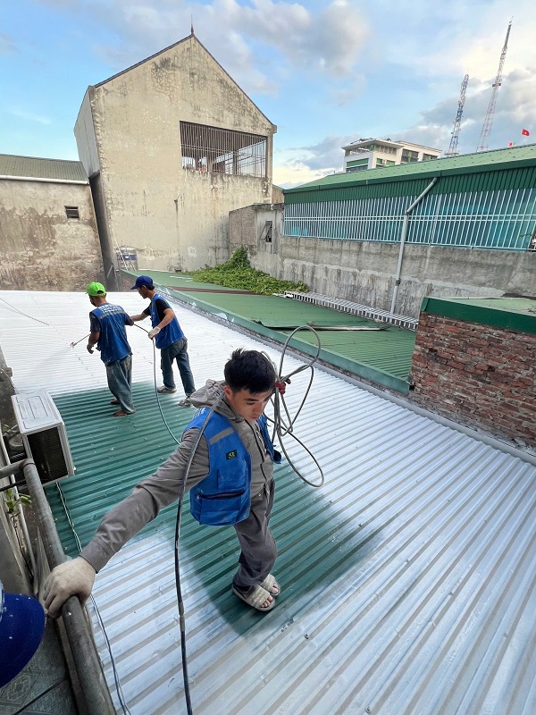 Việc tuân thủ đúng quy trình kỹ thuật trong thi công là yếu tố quan trọng hàng đầu, để đảm bảo hiệu quả chống thấm lâu dài cho mái tôn