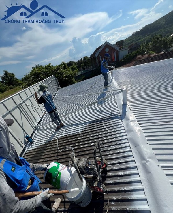 Mái tôn nếu không được thi công đúng kỹ thuật hoặc bảo dưỡng định kỳ. thì hiện tượng thấm dột rất dễ xảy ra, đặc biệt trong mùa mưa kéo dài