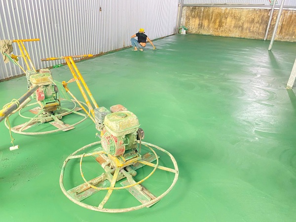 Việc thi công bột tăng cứng sàn Vitec Top cần tuân thủ quy trình kỹ thuật nghiêm ngặt để phát huy tối đa hiệu quả và tạo nên bề mặt sàn bền chắc