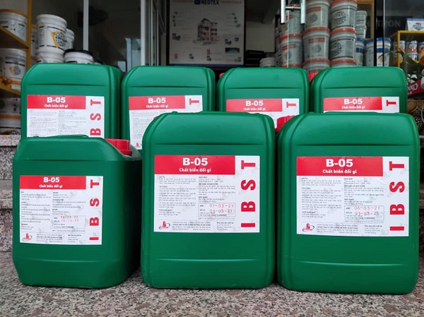 Tẩy gỉ B05 là dung dịch hóa chất có khả năng loại bỏ lớp oxit sắt (FeO, Fe₂O₃, Fe₃O₄), cặn bẩn và gỉ lâu ngày bám trên bề mặt thép xây dựng