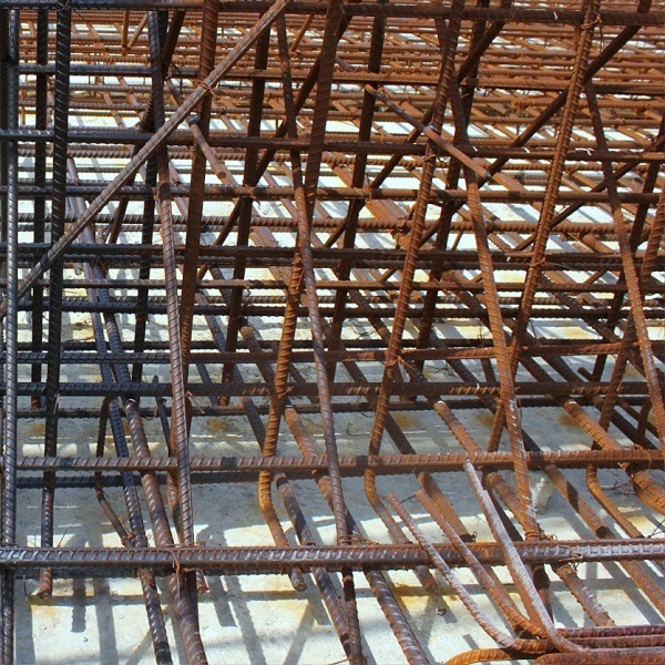 Quy trình tẩy gỉ đúng chuẩn không chỉ giúp loại bỏ gỉ sét hoàn toàn mà còn đảm bảo bề mặt thép đạt trạng thái tối ưu trước khi đổ bê tông